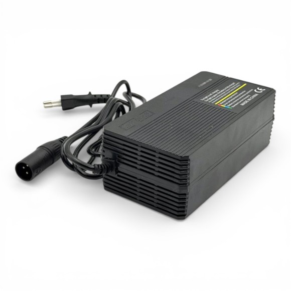 Cargador R2 macho 60V 3.0Ah con ventilador